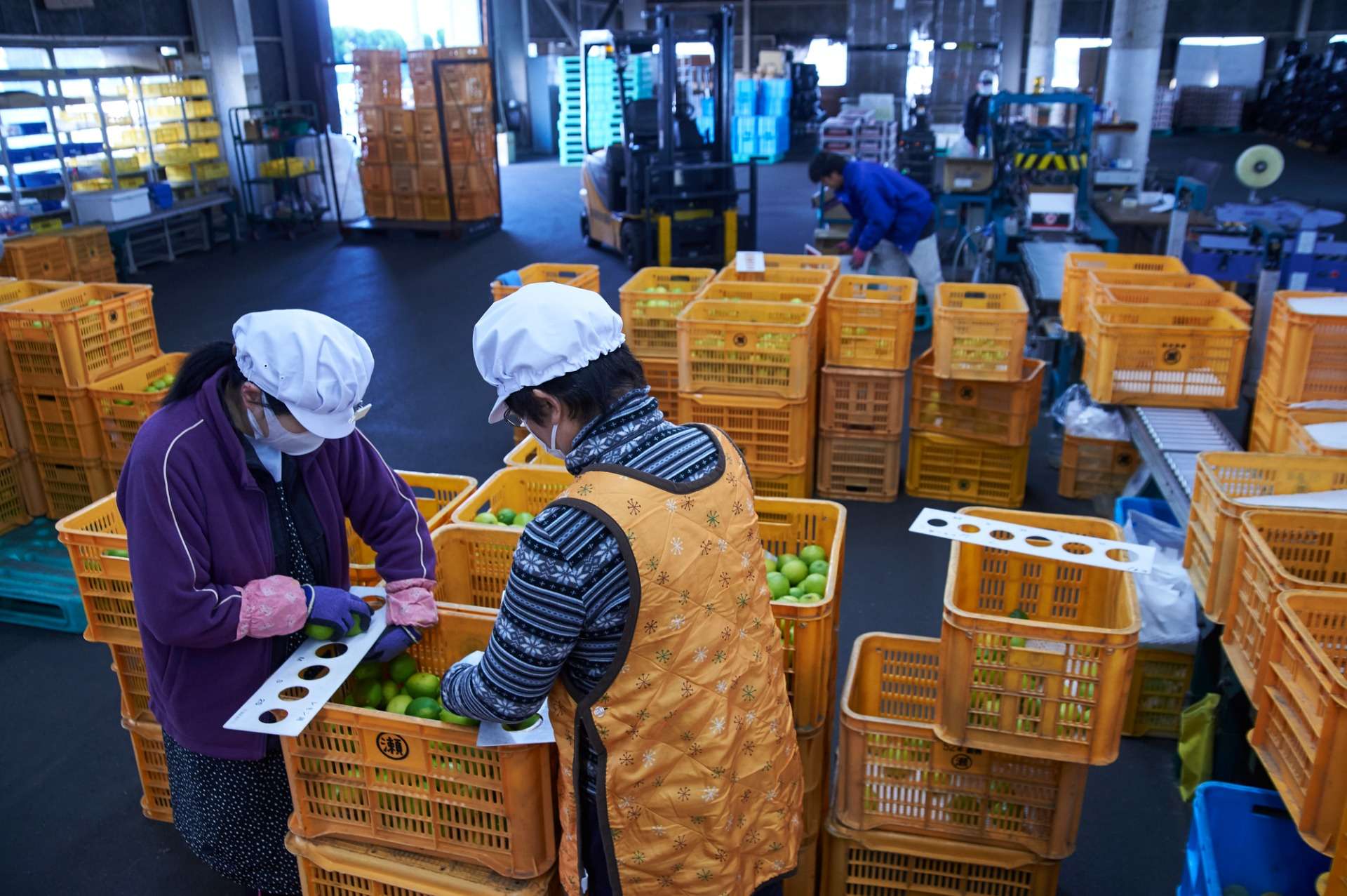 ガッツポーズをしている女性